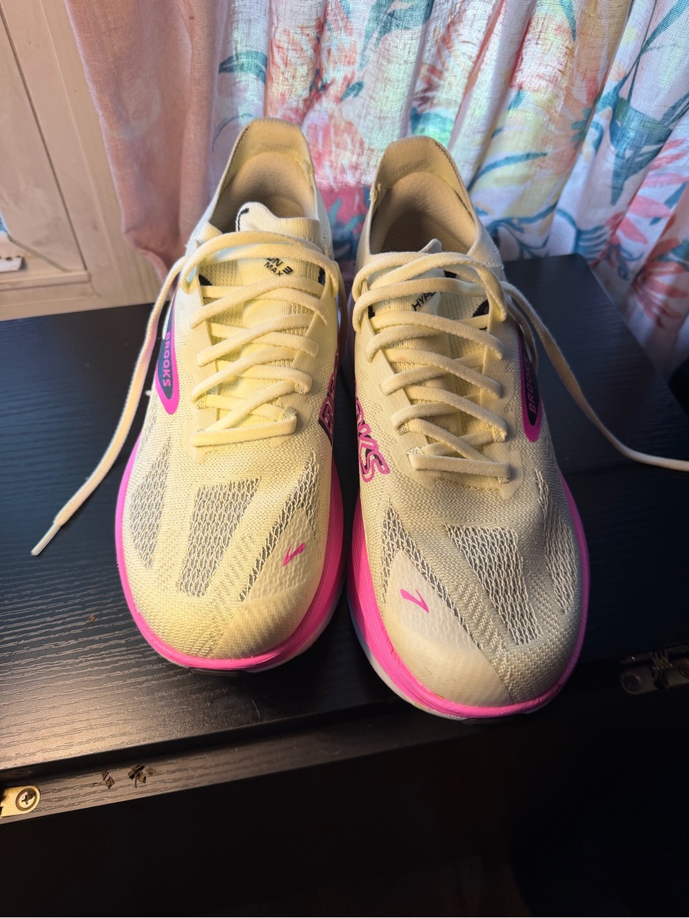 Brooks Women's Hyperion Max Running Shoe - Cream and Hot Pink - Picture 4 of 9